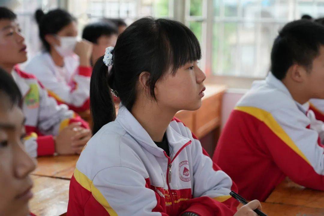 是毕节一中2019级9班的学生她叫张云艳记者找到了这位小女孩在广大