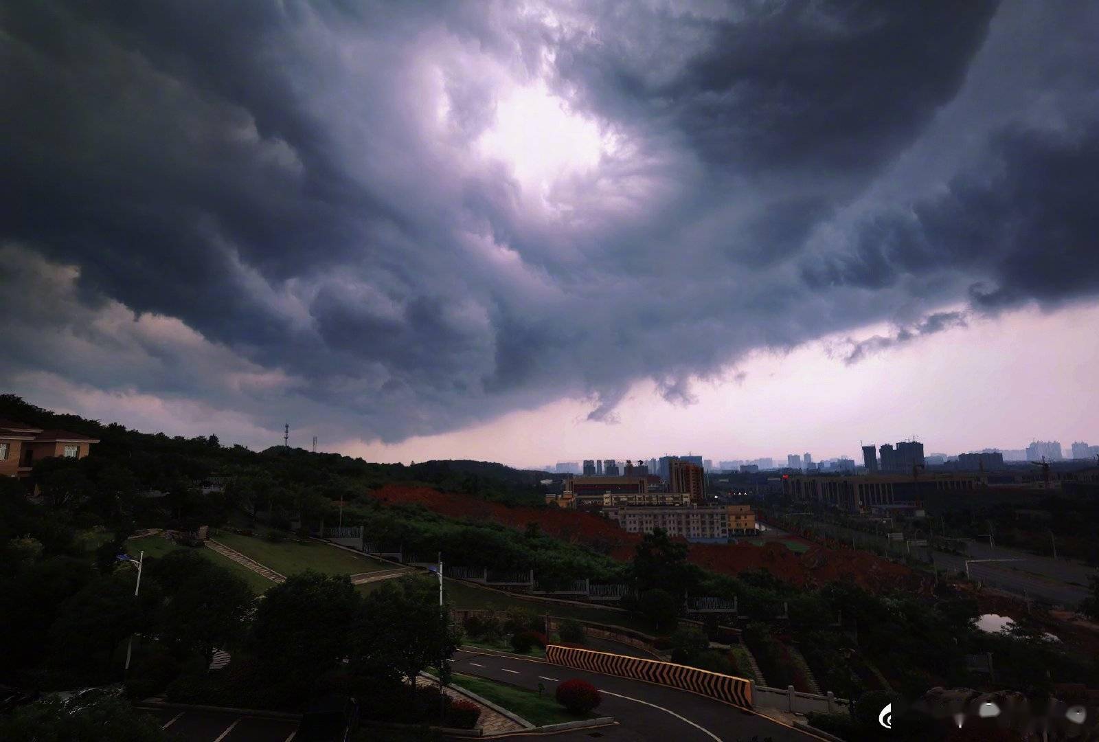 抓拍一组暴雨来临前的天空乌云密布