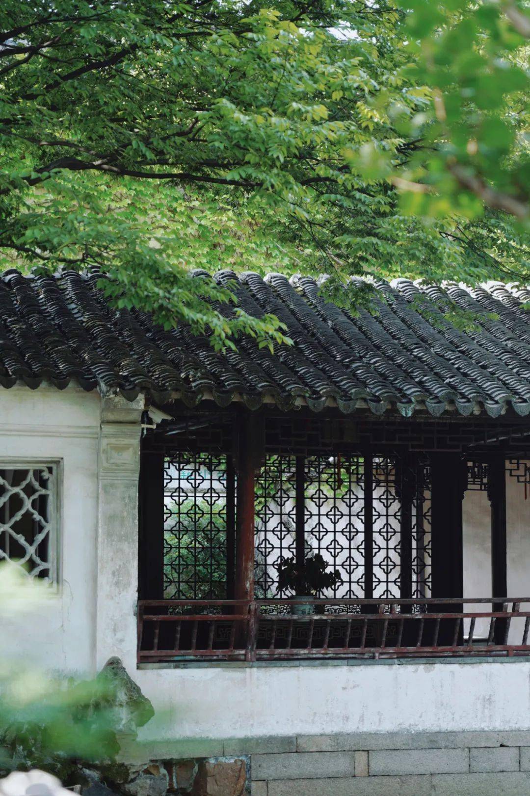 华步小筑为绿荫轩南面一处小天井,墙上嵌有清代学者钱大昕所题的"华步