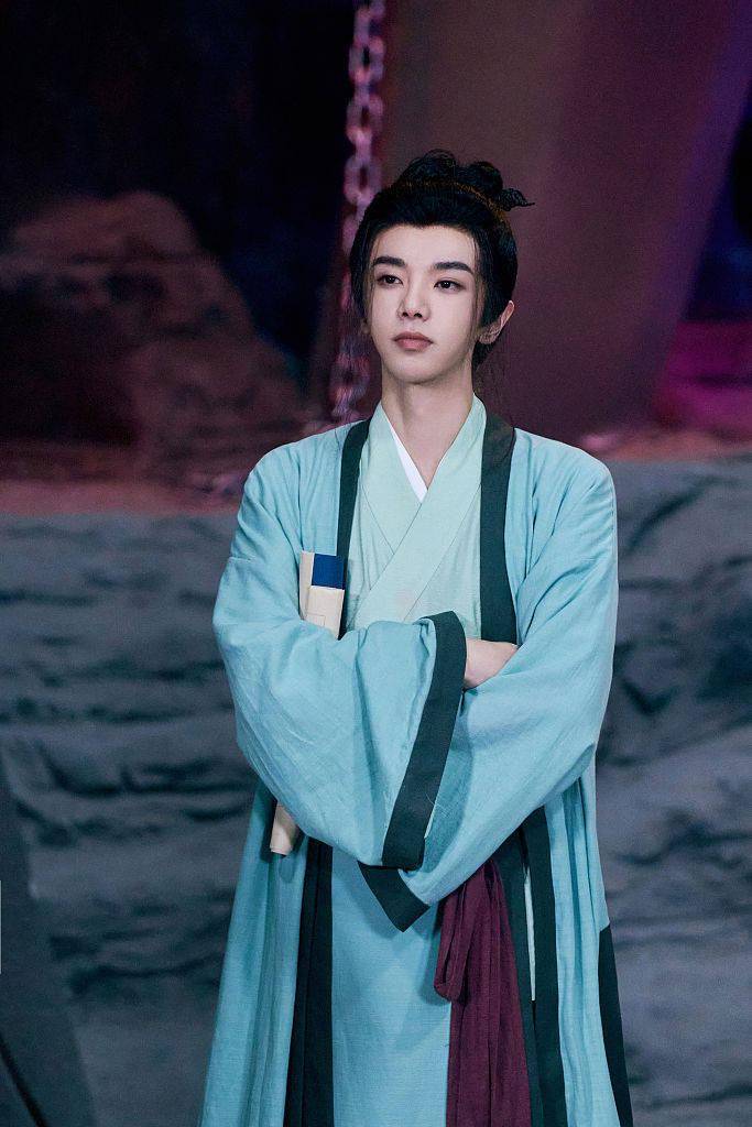 华晨宇王牌对王牌最新一期舞台照cos酒剑仙古风造型惹眼