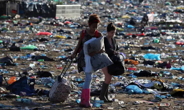 英国民众前一天还在为“环保少女”鼓掌，转身就把垃圾扔满音乐节现场