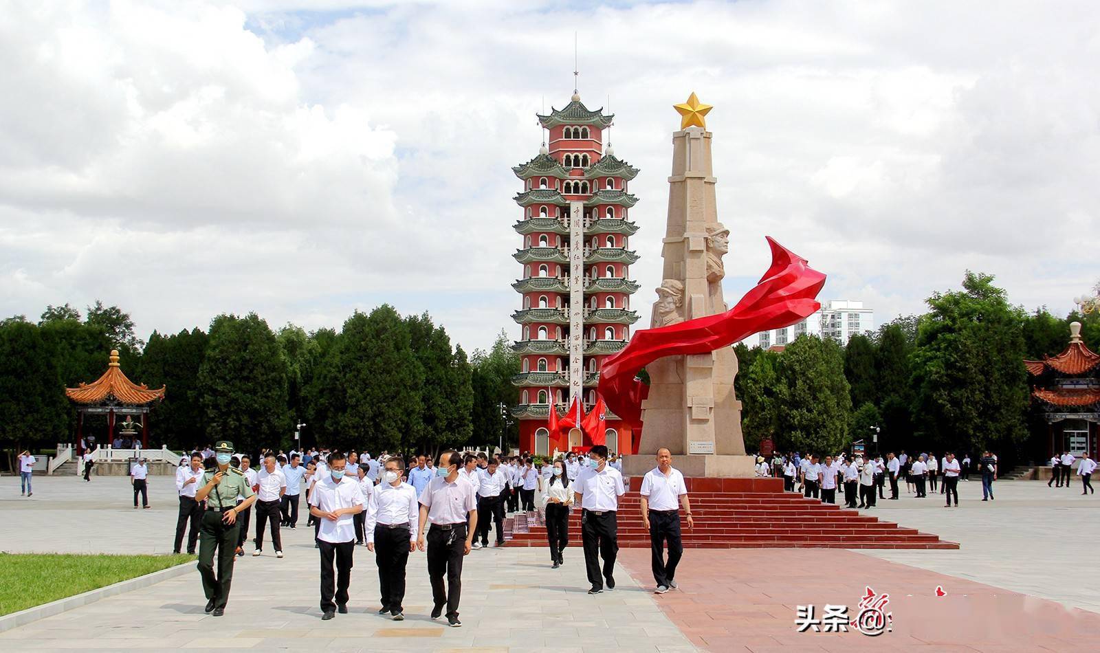 新甘肃·甘肃日报通讯员 常琦彪6月27日,游客在红军会宁会师旧址参观.