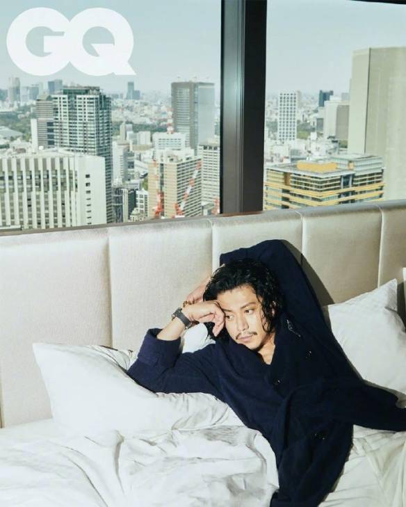 爱过日本男星小栗旬拍摄杂志卷发胡须本山化