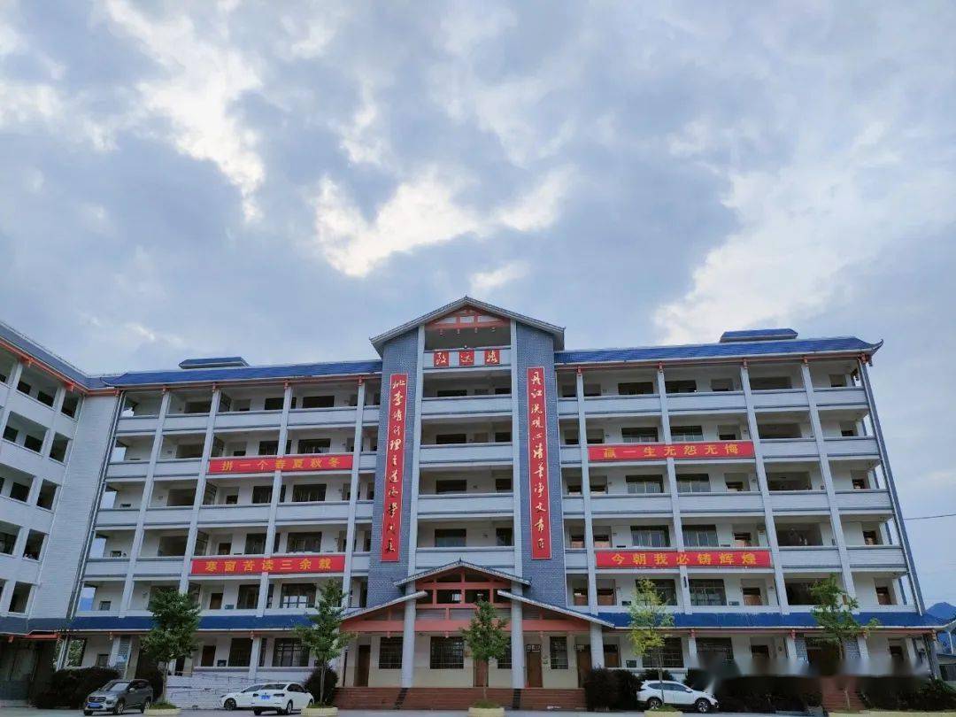 献礼70周年县庆61人物访谈篇之三十何彬扎根融水30年喜看教育换新颜