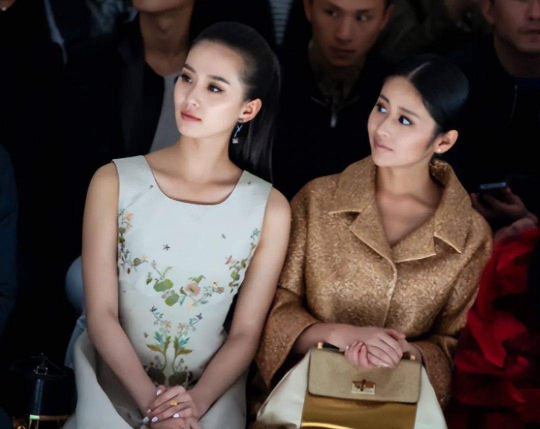 颖儿与刘诗诗同框穿裸色贵妇装肤色暗沉变老阿姨小2岁却像老10岁