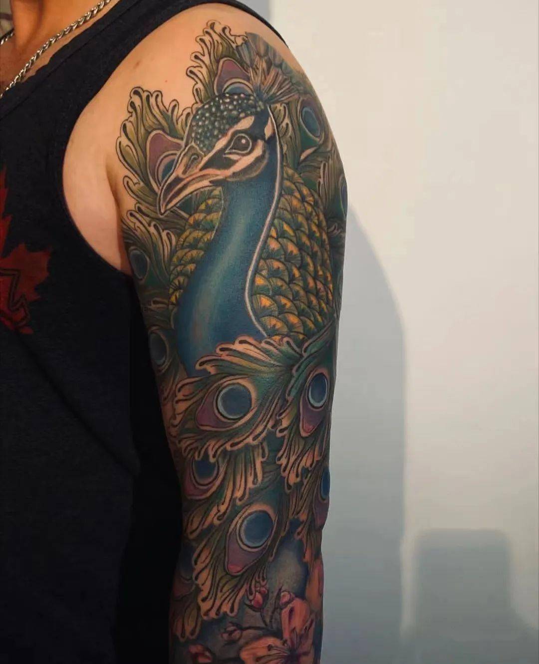 漂亮的孔雀纹身_黑褐色_头顶_中国