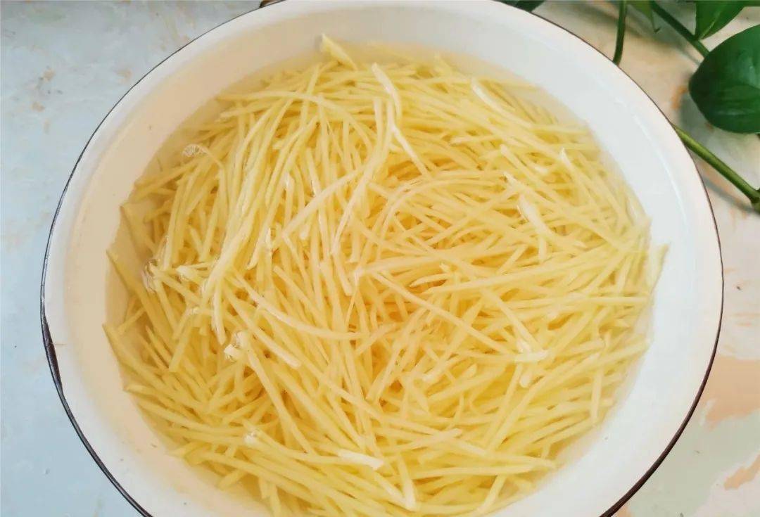 在家做酸辣土豆丝的小技巧,土豆丝不粘锅,辣椒炸不焦,酸辣可口_米醋