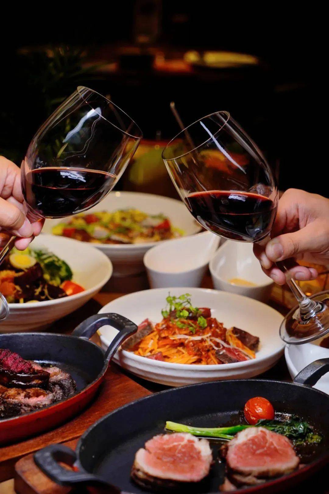 在这里吃西餐约会,摇曳着手中的红酒杯,与对面亲近的人享受着浪漫西餐