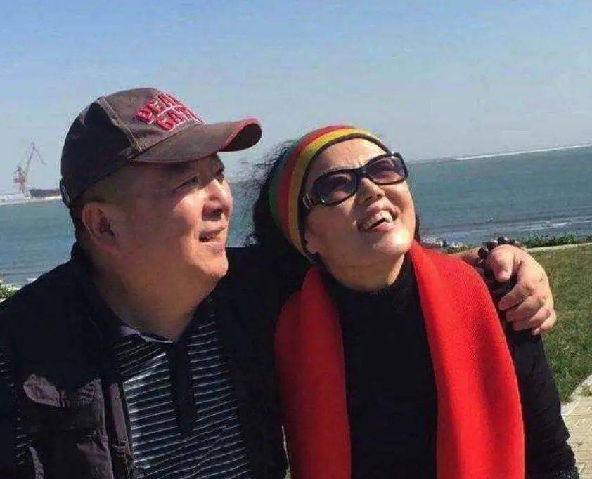 当年，36岁的《大风车》主持人董浩，因为误食毛蚶，被医生诊断急性肝坏死，两次下达病危通知书，只能活8天