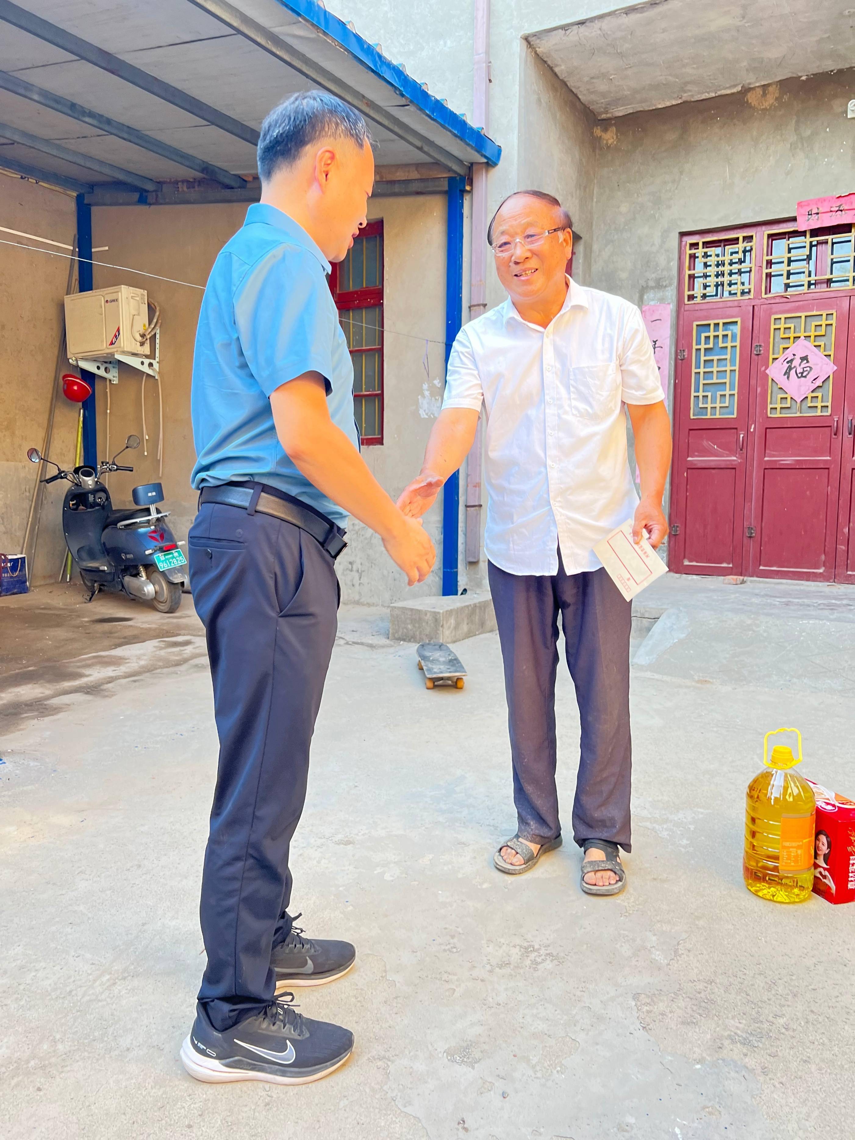 荥阳市高村乡开展走访慰问困难党员活动