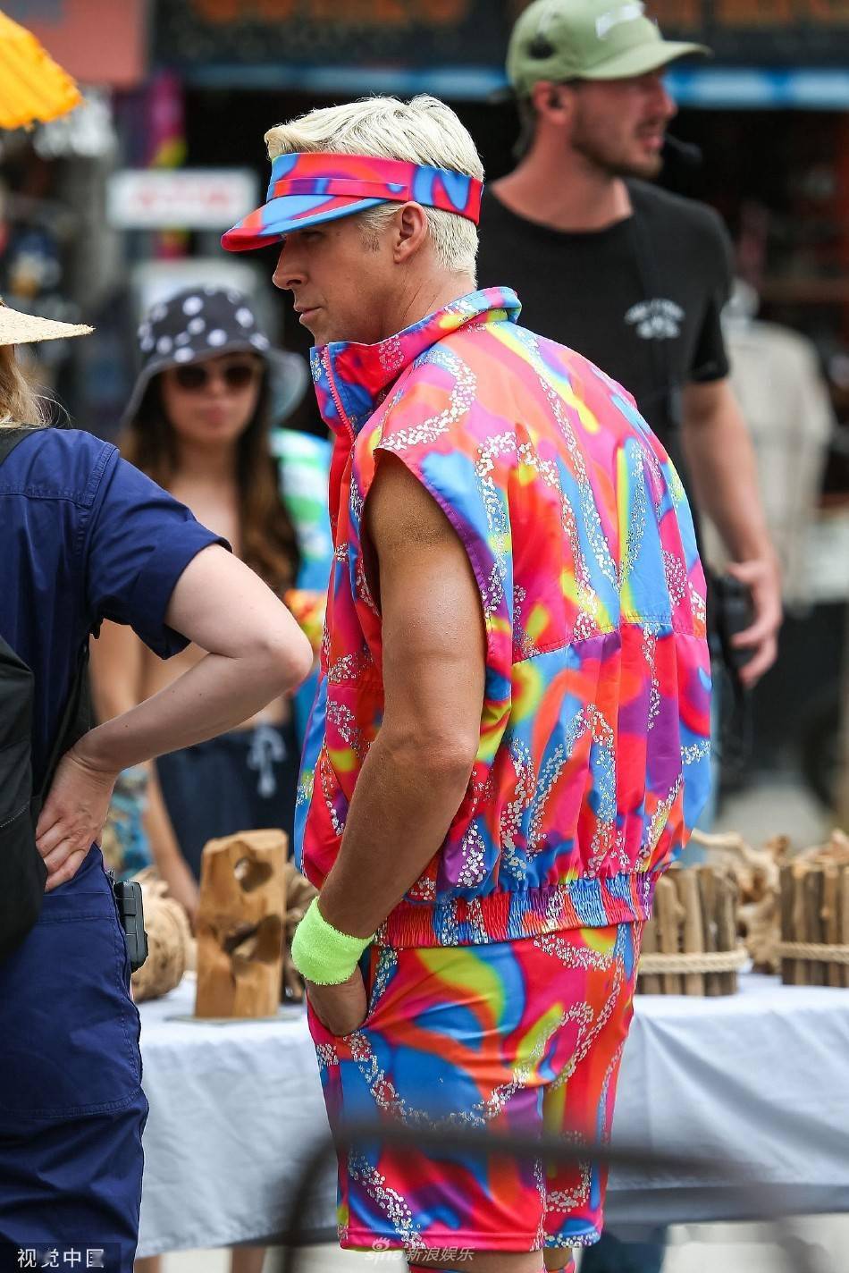 《芭比》瑞恩高斯林被玛格特罗比挥拳吓到 两人相拥喜感足_robbie