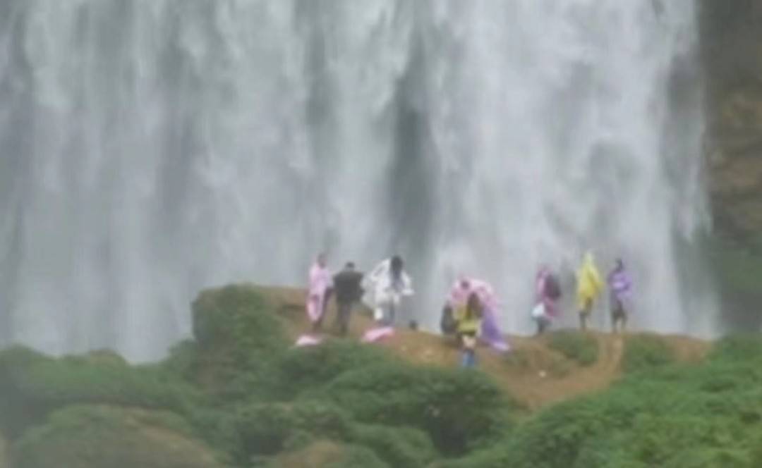 贵州“羊皮洞瀑布”爆火之后 网红、游客纷纷来打卡 当地摄影师呼吁带走垃圾、保护环境