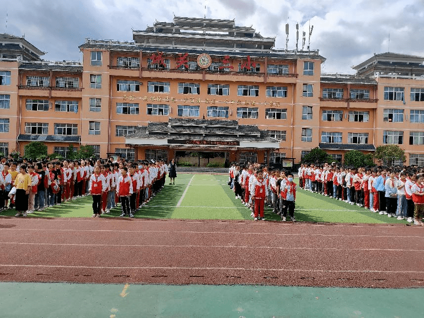 台江二中各班利用班班通组织学生集体收看专题节目,确保每位学生都