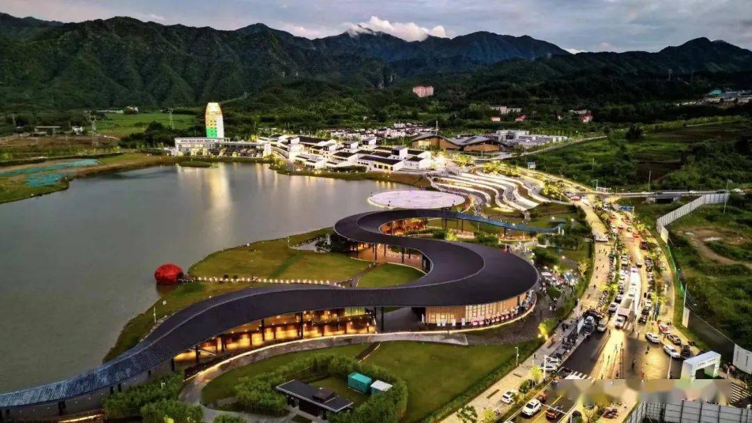 夜幕降临,48米的时光塔华灯初上,已是东黄山国际旅游小镇的标志性建筑