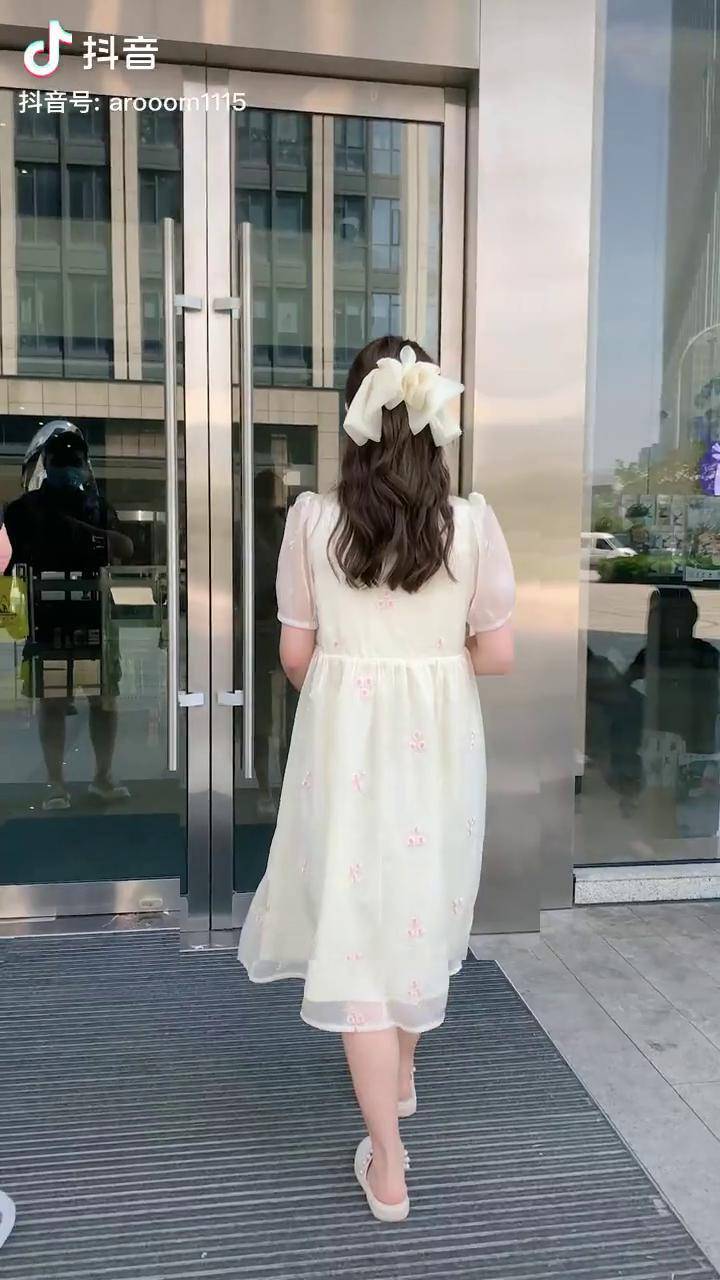 楼下碰到一个背影很漂亮的小姐姐,没想到转过身来是个孕妇,真没想到