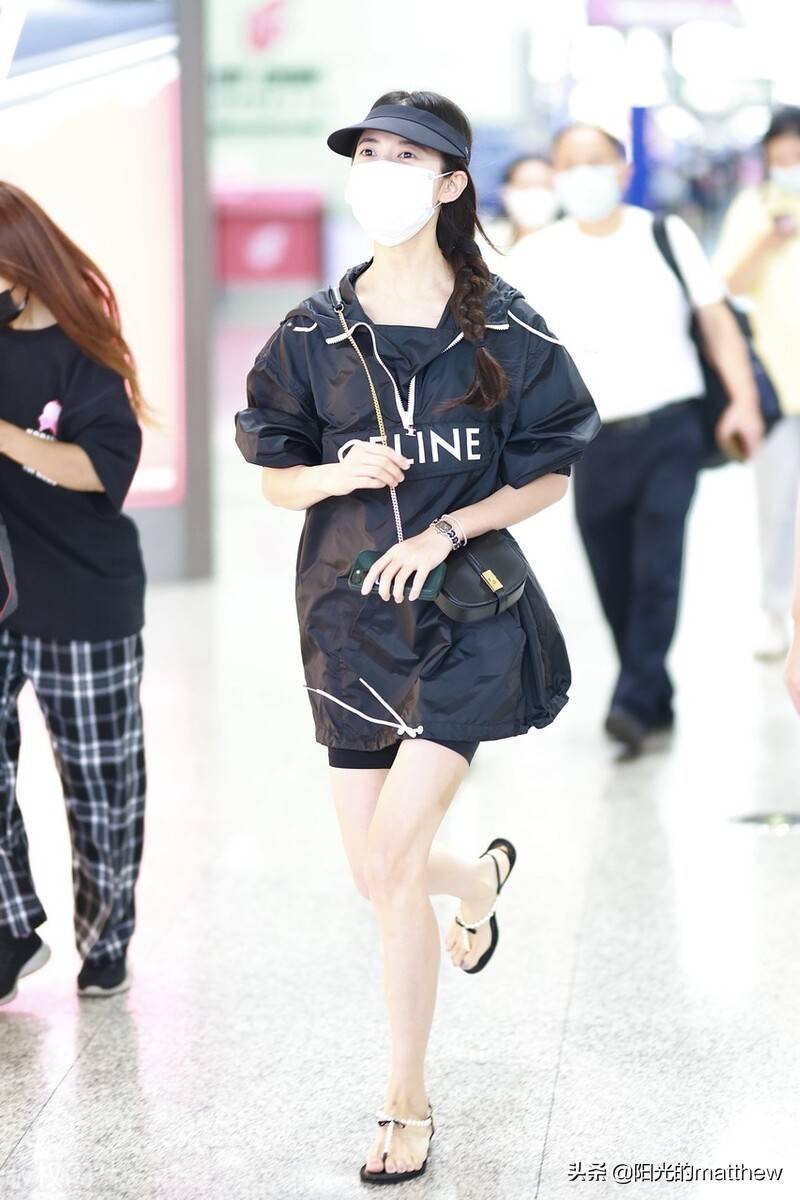 陈钰琪黑色套衫搭短裤现身机场秀美腿身材好