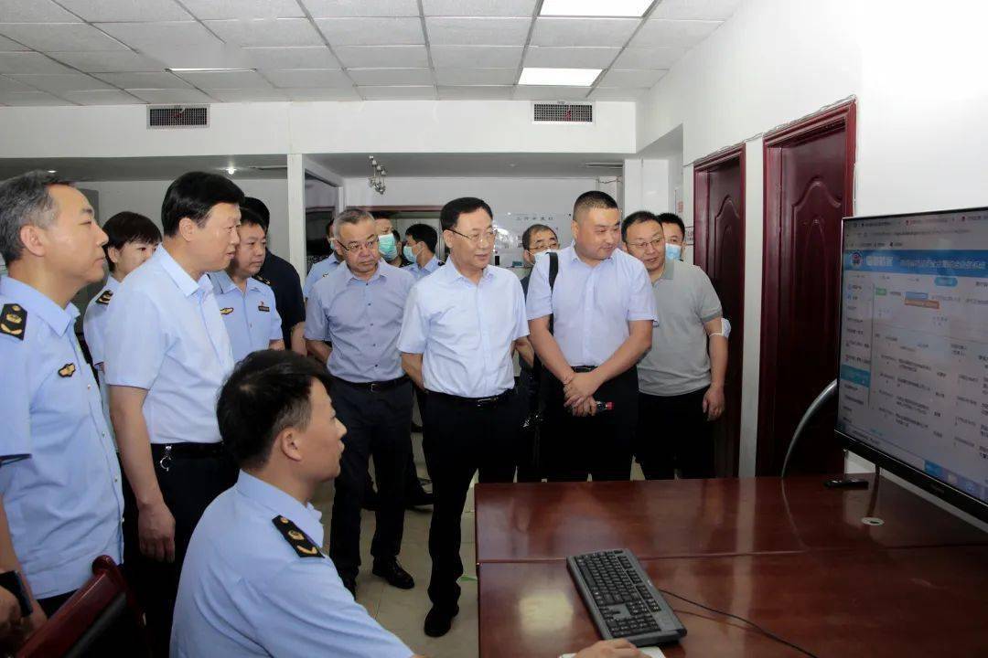 期间,应宏锋局长与西安市委常委,高新区党工委书记马鲜萍,高新管委会