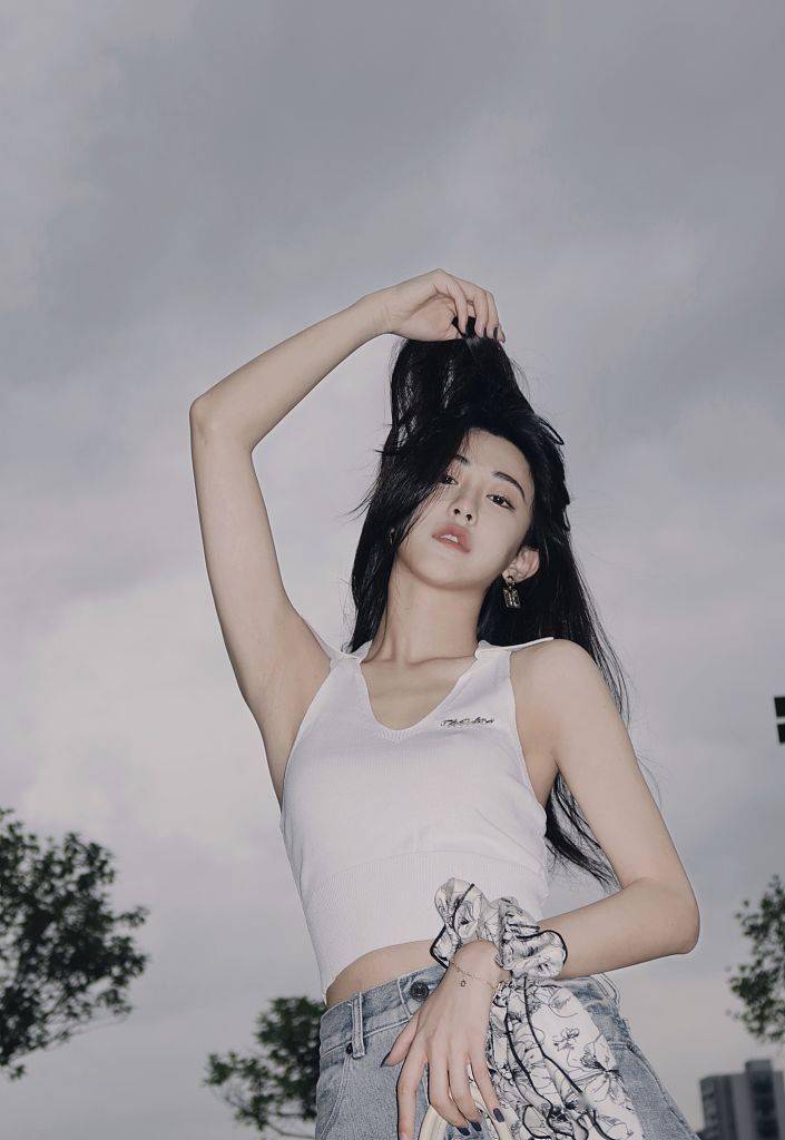 朱圣祎发布一组告别六月随拍 清凉穿搭营造营造夏日