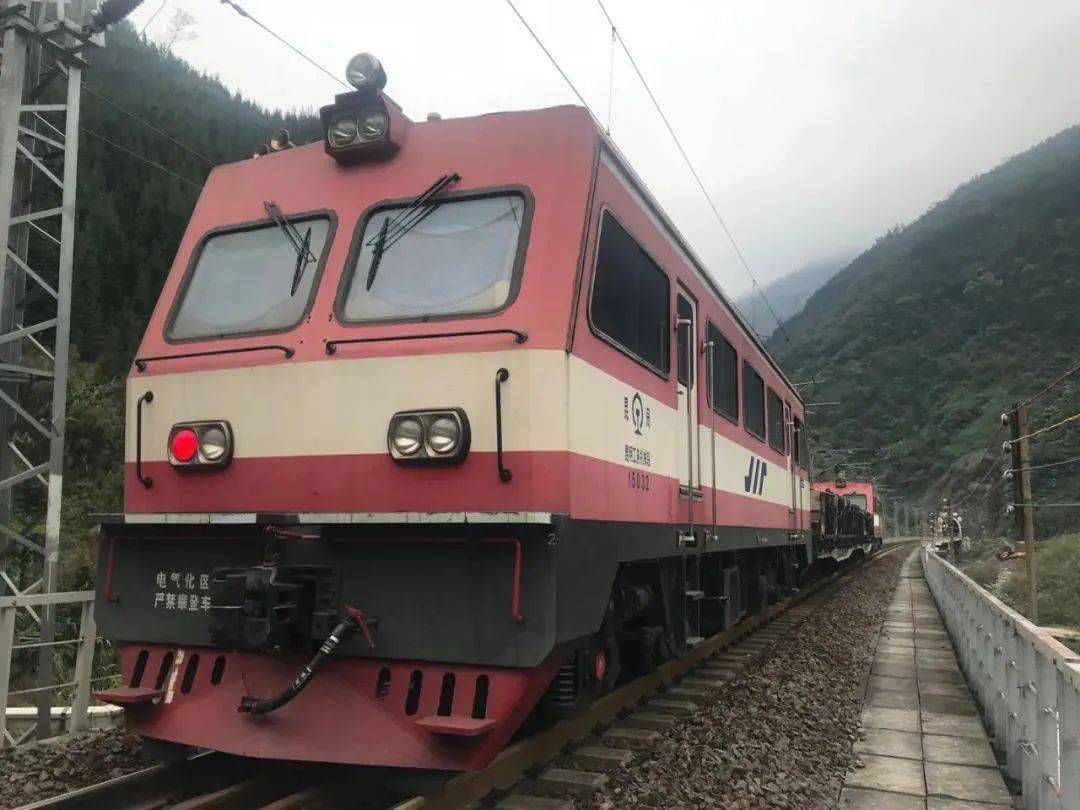 铁路上跑的这种车,只有铁路人能乘坐_轨道车_公里/小时_施工人员