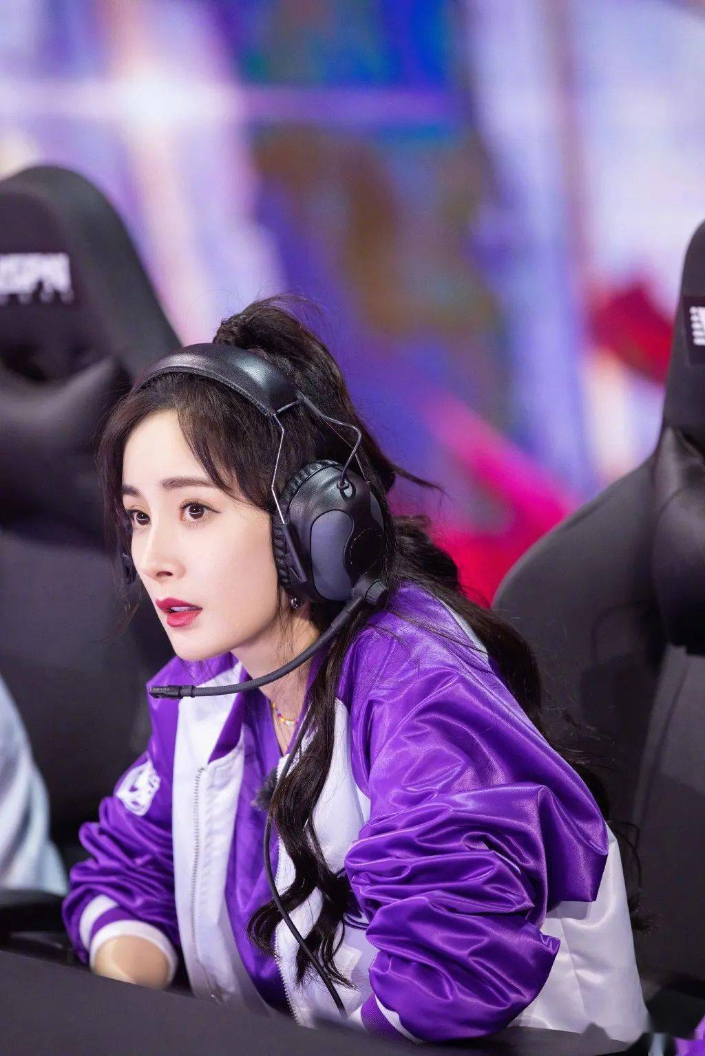 杨幂工作花絮照穿紫衣戴耳机侧颜迷人