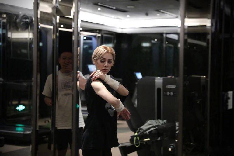 50岁宁静罕晒健身照手臂肌肉线条太惊艳一双美腿又细又直