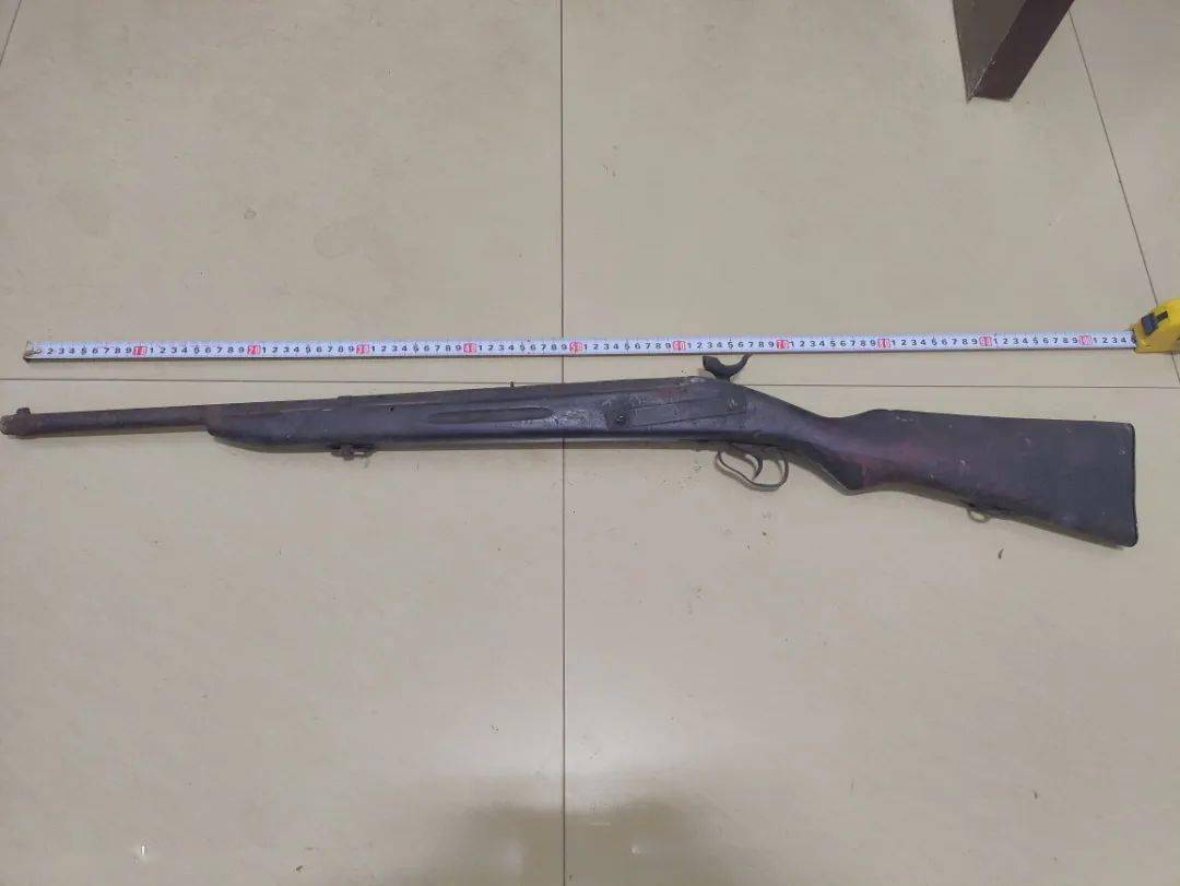 民警对其主动上交火药枪的行为给予了表扬,并对他配合派出所的工作