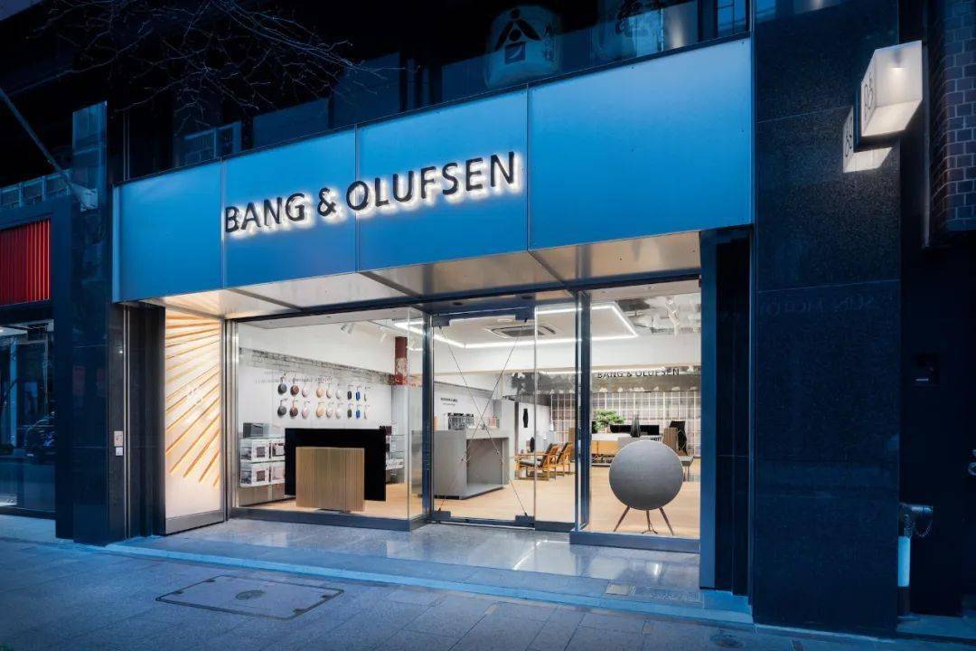 这间位于东京银座的店铺,是设计师专为丹麦视听品牌 bang & olufsen