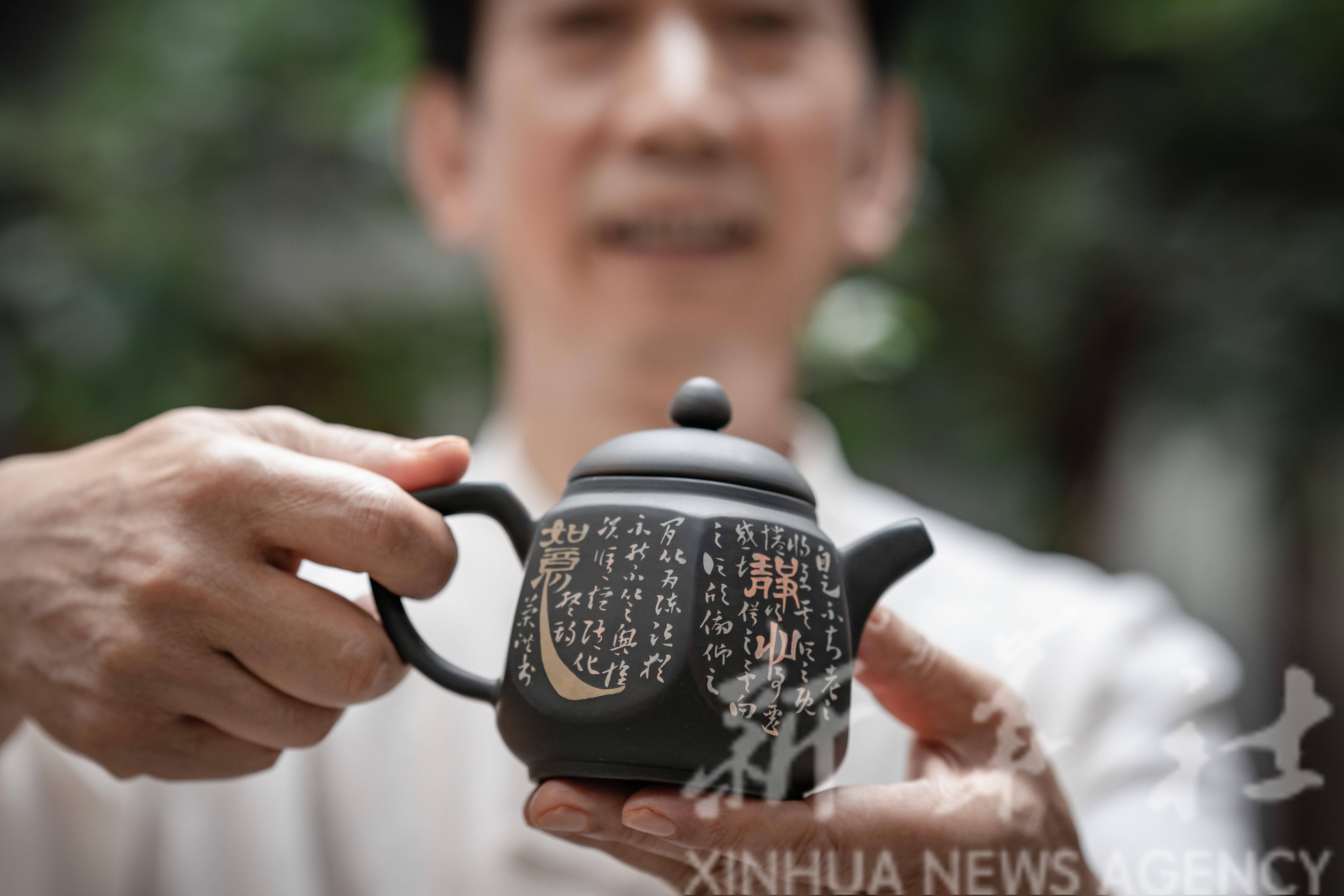 新华社照片,昆明,2022年7月5日以陶为纸书乡愁紫陶艺人徐荣洪展示他