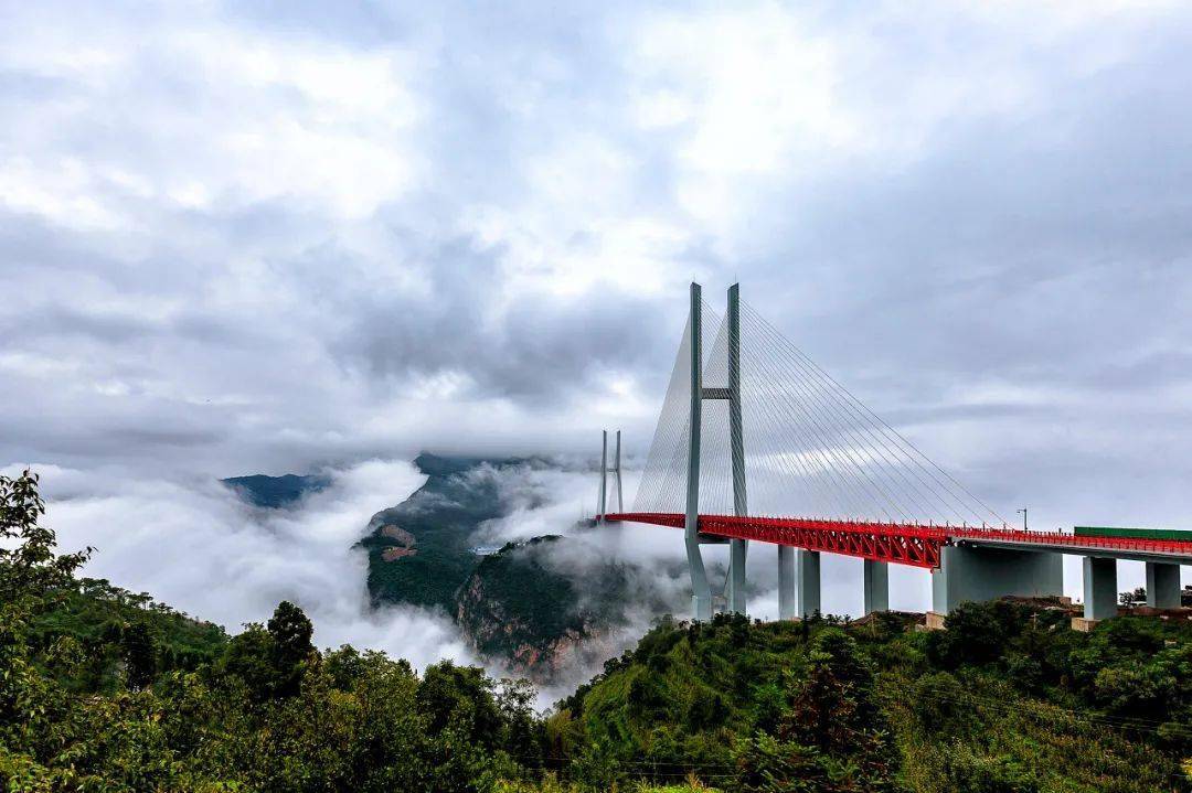 北盤江翻湧奔騰像一把巨斧,劈開大山劈出了狂野高深的北盤江大峽谷