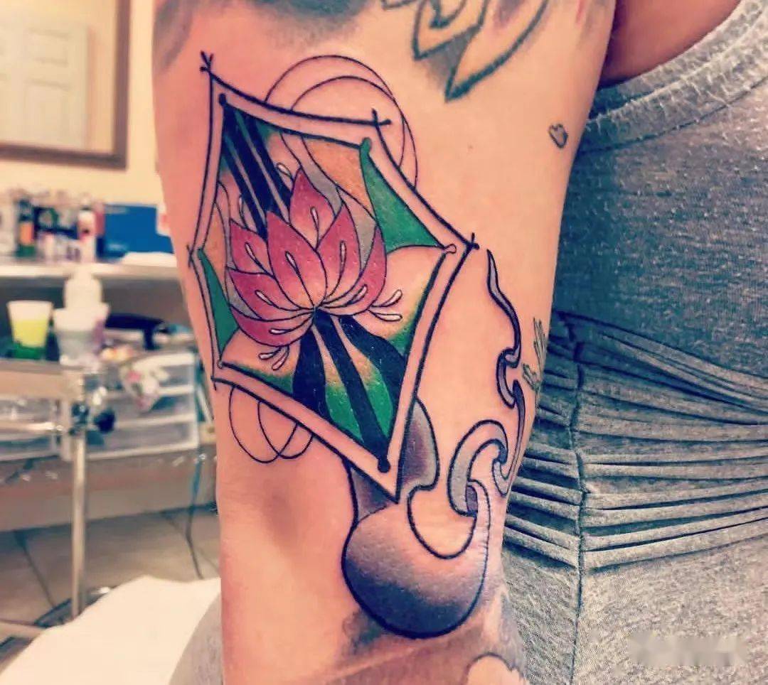 随风飞舞的风筝纹身