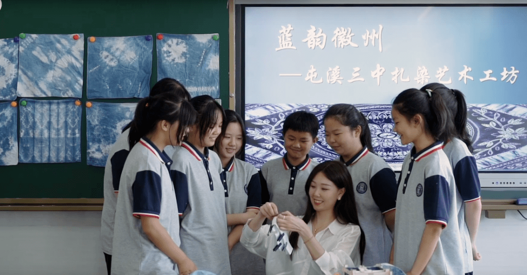 图为屯溪三中组织学生在美术室学习民间扎染艺术看着一块普通的白布