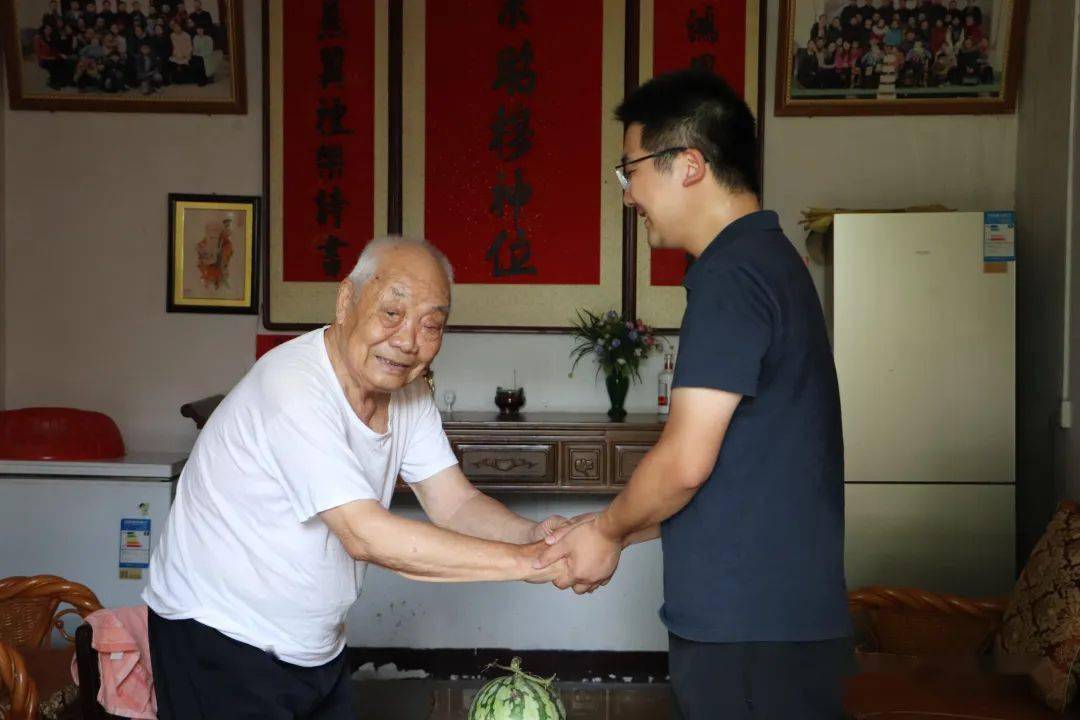 罗山县尤店乡开展庆七一送温暖走访慰问老党员活动