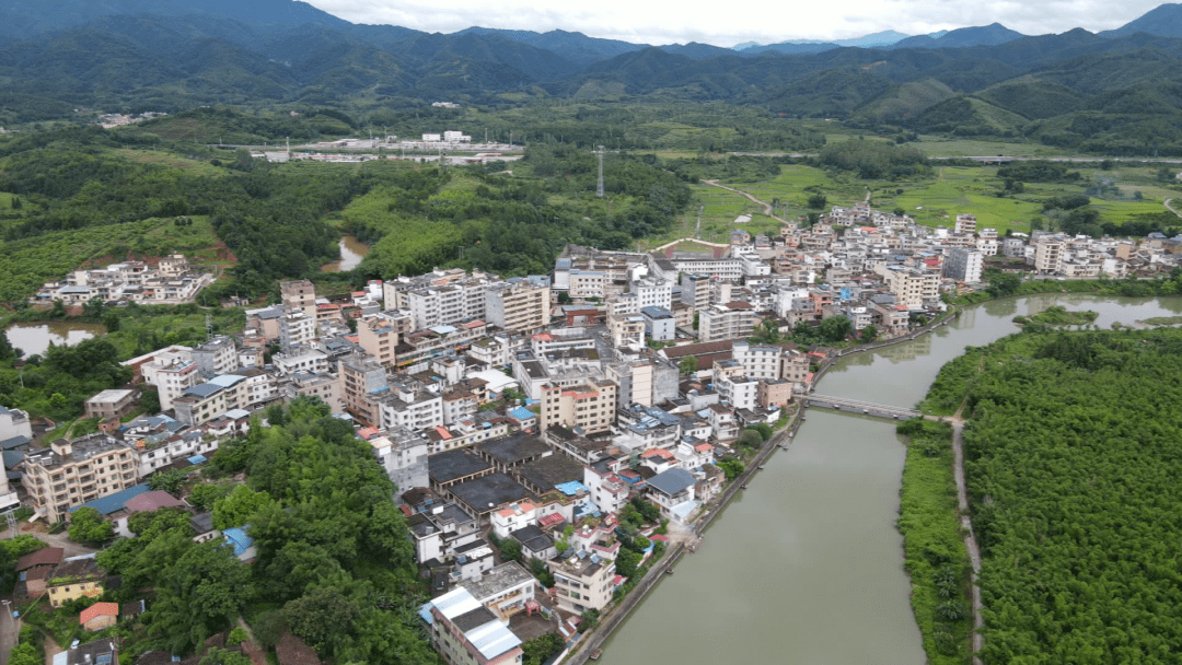 黄坑镇黄坑村:小小议事屋 唠叨家常话 理论入民心_村民_建设_黄果平