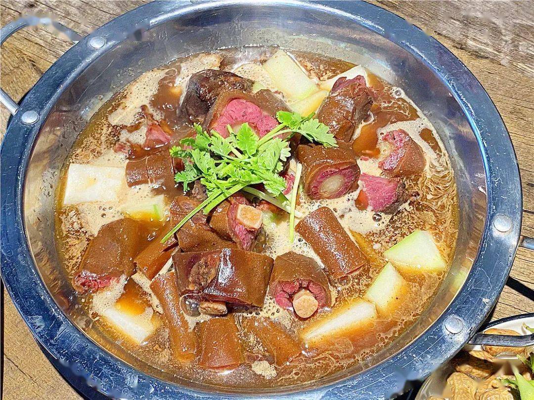 在门头沟这条小街里藏着一个烤驴肉串这里还有驴肉大馅饺子和好多硬货