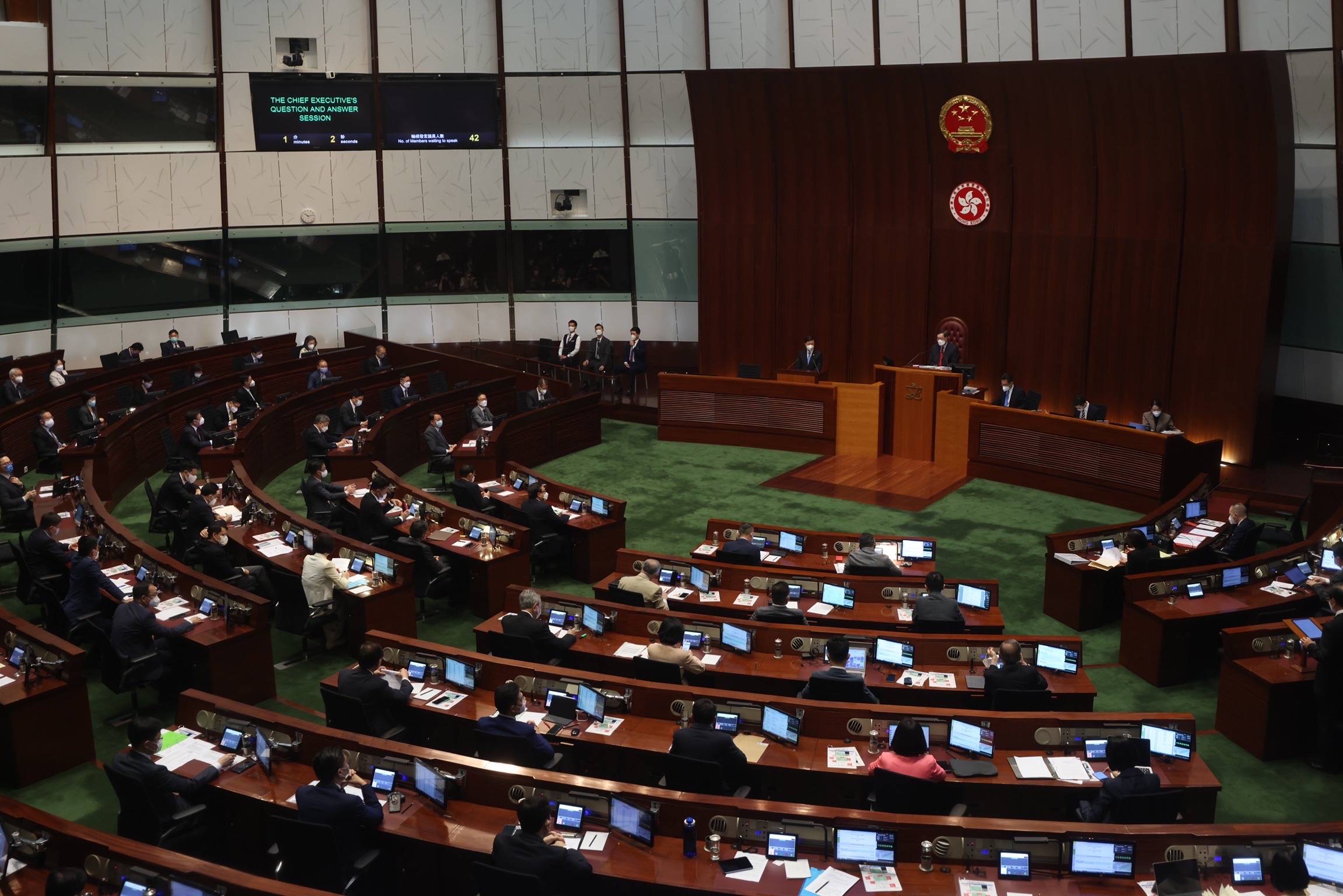 李家超出席立法会行政长官答问会:务实有为,解民所困_市民_香港_行动