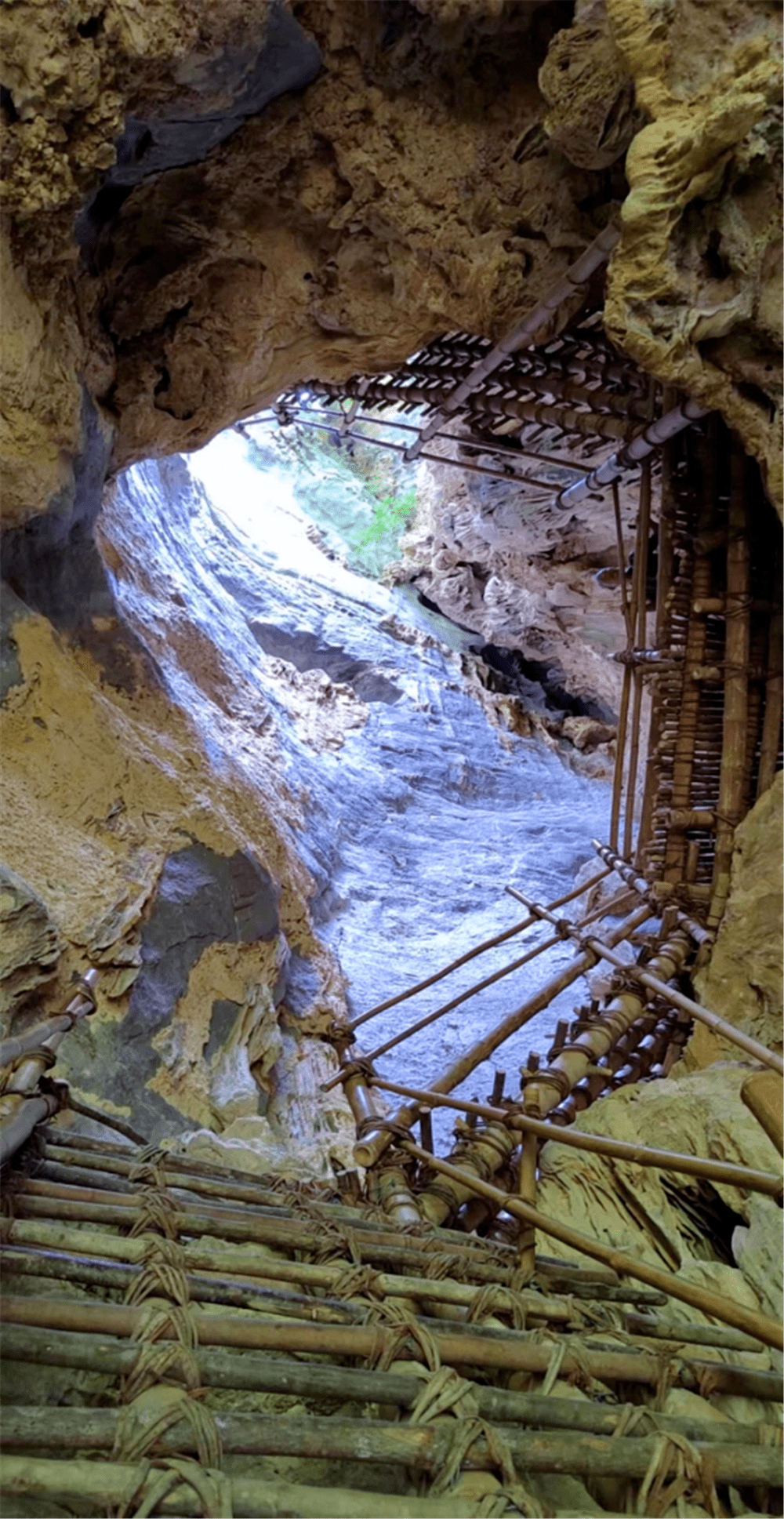 大石圍天坑——西峰雲海天舟——雲頂咖啡廳——馬蜂洞,東峰頂