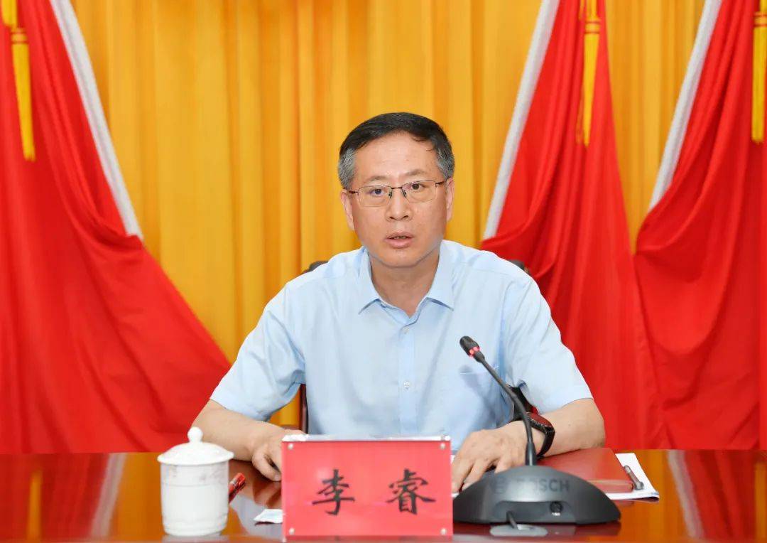 遵义军分区政委王连成,市政府副市长,市公安局局长武荣出席会议