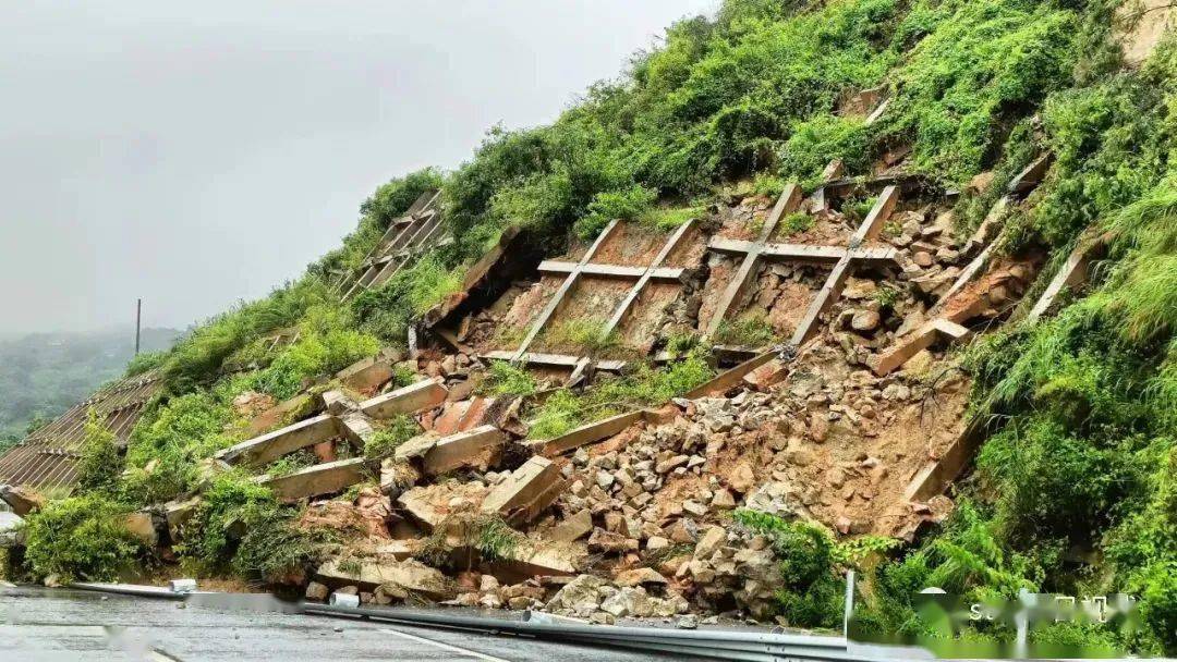汕湛高速铜盂段发生山体滑坡丨持续强降雨后疾病防控和地质灾害不可掉