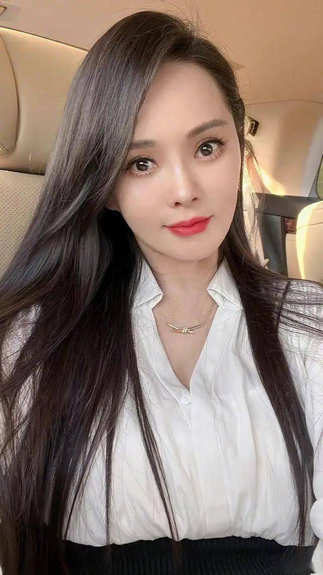 54岁伊能静现身纽约住高档酒店玩自拍气质优雅素颜出镜也很美