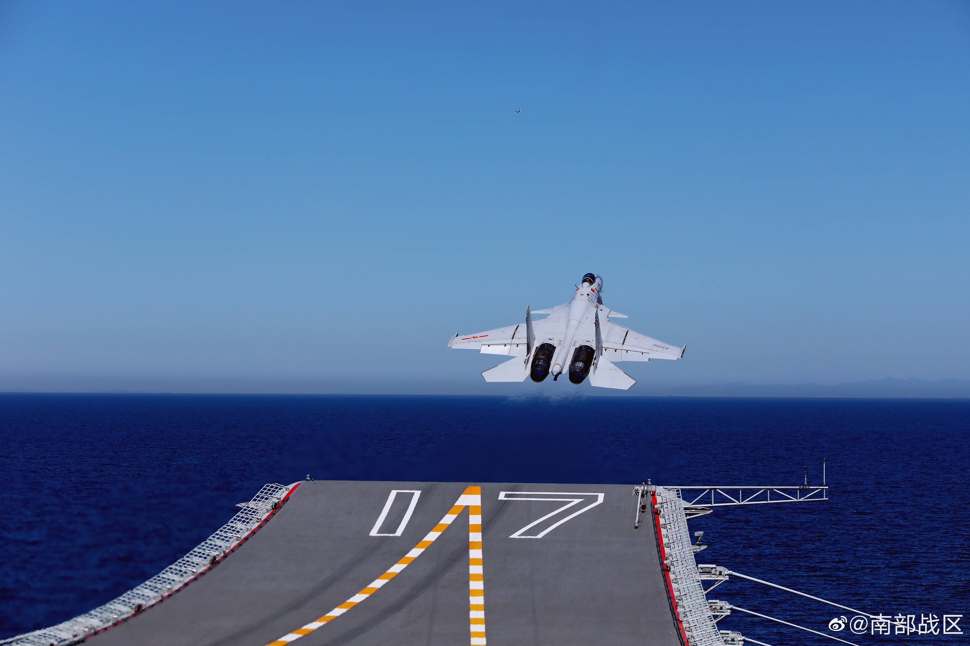 南部战区官微发布山东舰高清壁纸