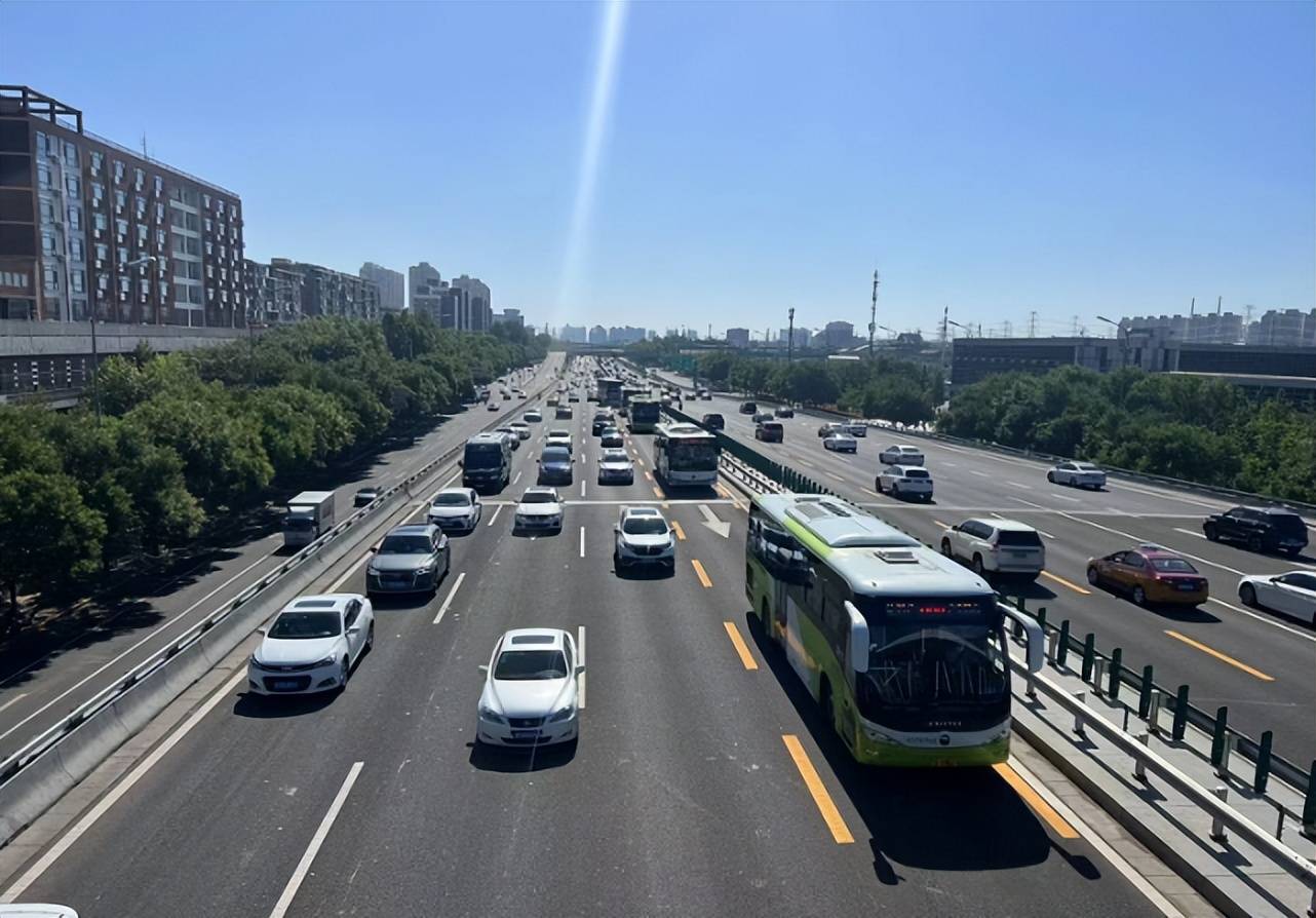北京公交专用道设置规范征求意见,记者探访:部分跑起来"不痛快"_车道
