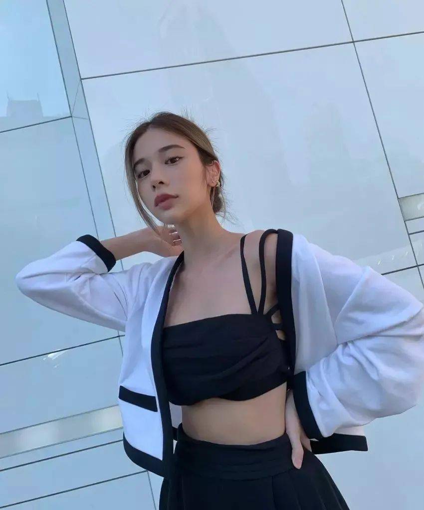 泰国宅男女神kao官宣分手后晒工作照打算专心搞事业