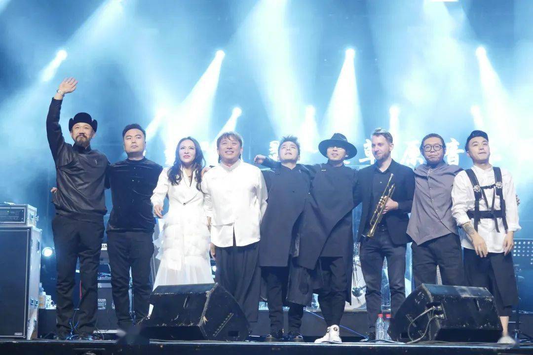 67刘畊宏的草原抖肩操原唱乐队来了和额尔古纳乐队在剧院打开健身新