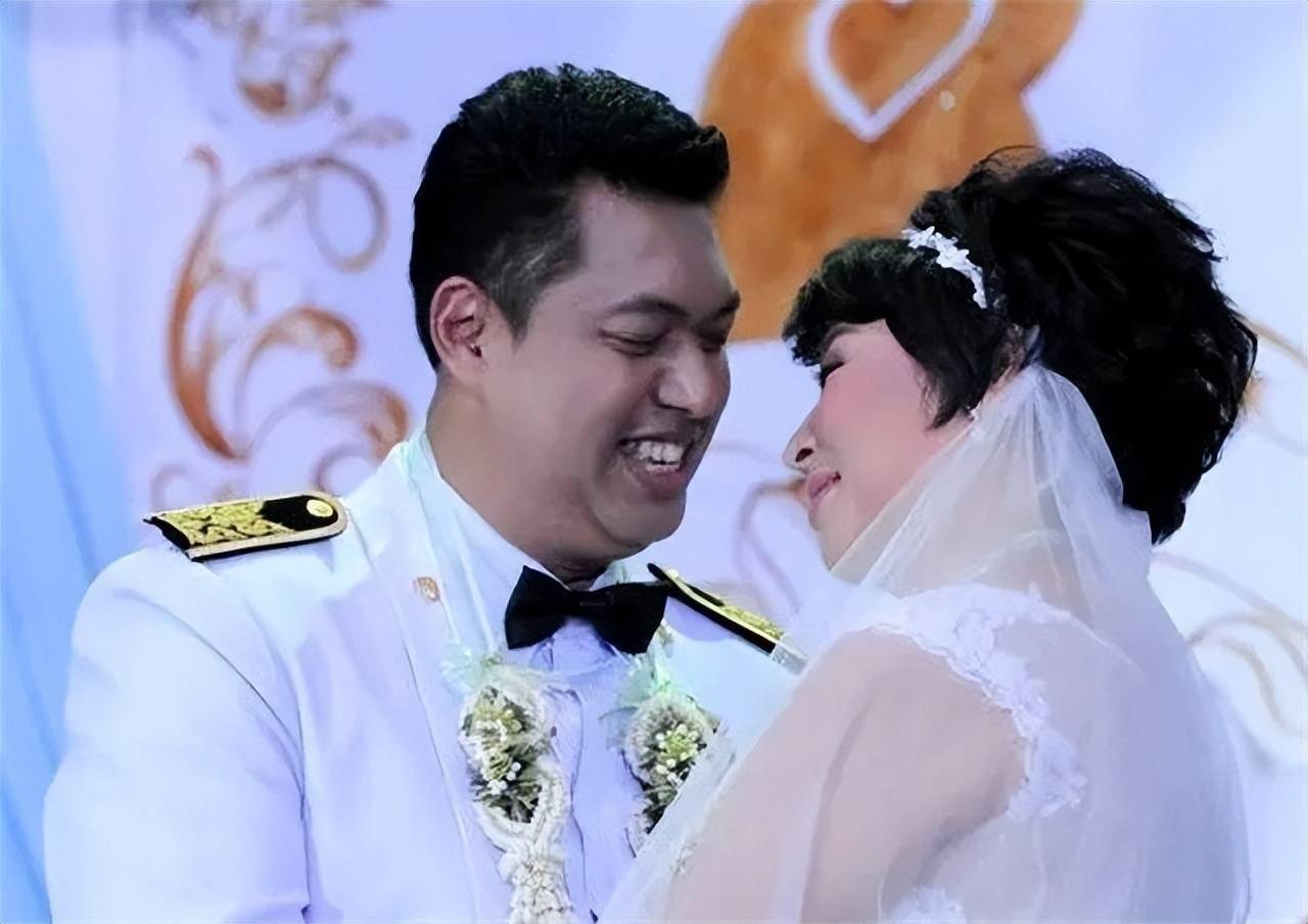 冯坤2014年为爱远嫁泰国混血儿子单眼皮卷头发和妈妈极为相似