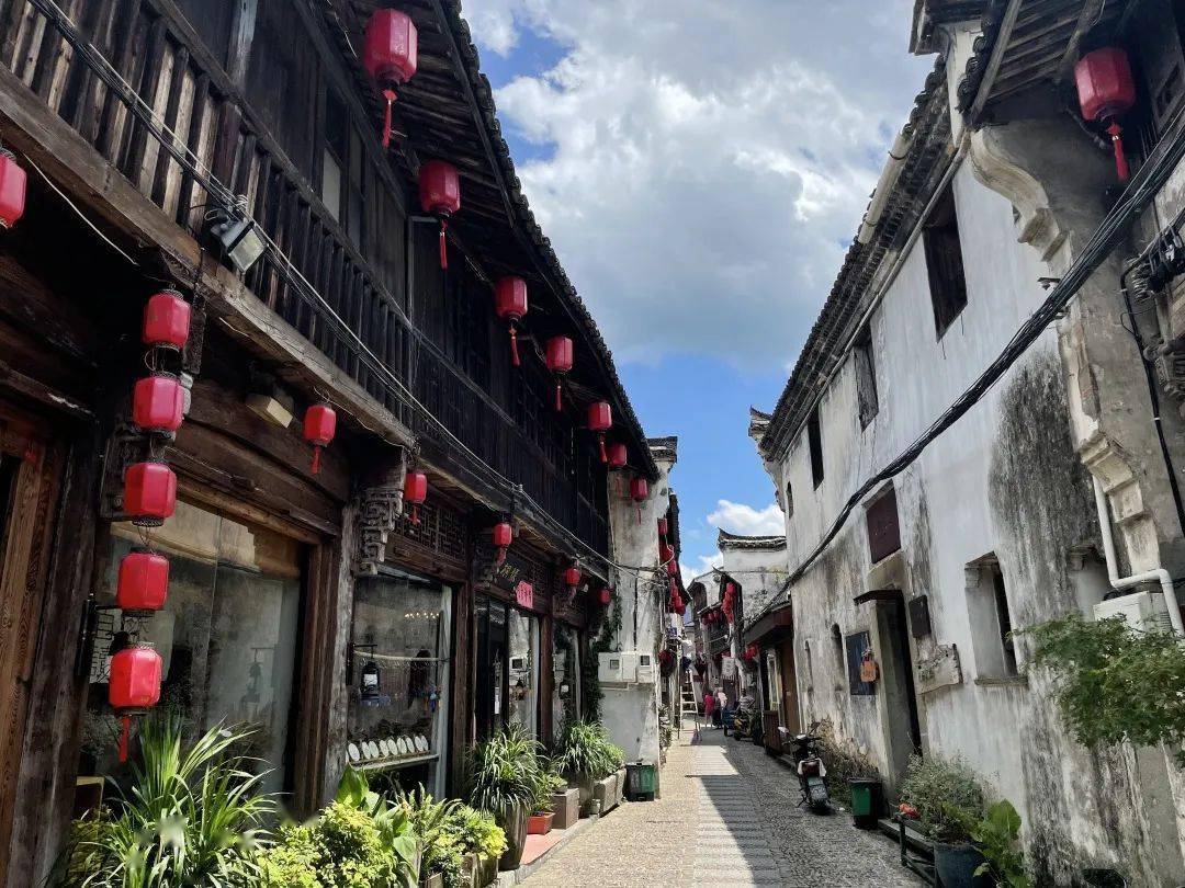 建筑艺术学院1深澳村简介浙江省杭州市桐庐县江南镇深澳村位于富春江