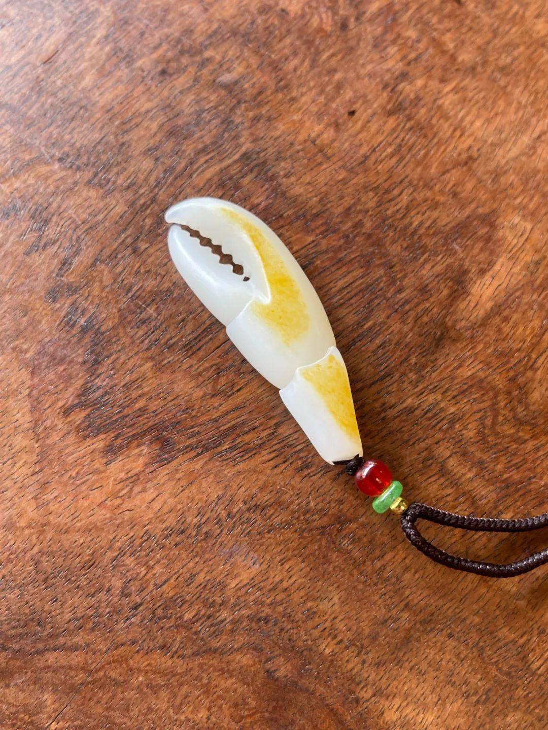 玉雕蟹钳形吊坠,构图生动典雅,当代卓越匠人雕工精致细腻,大螃蟹夹