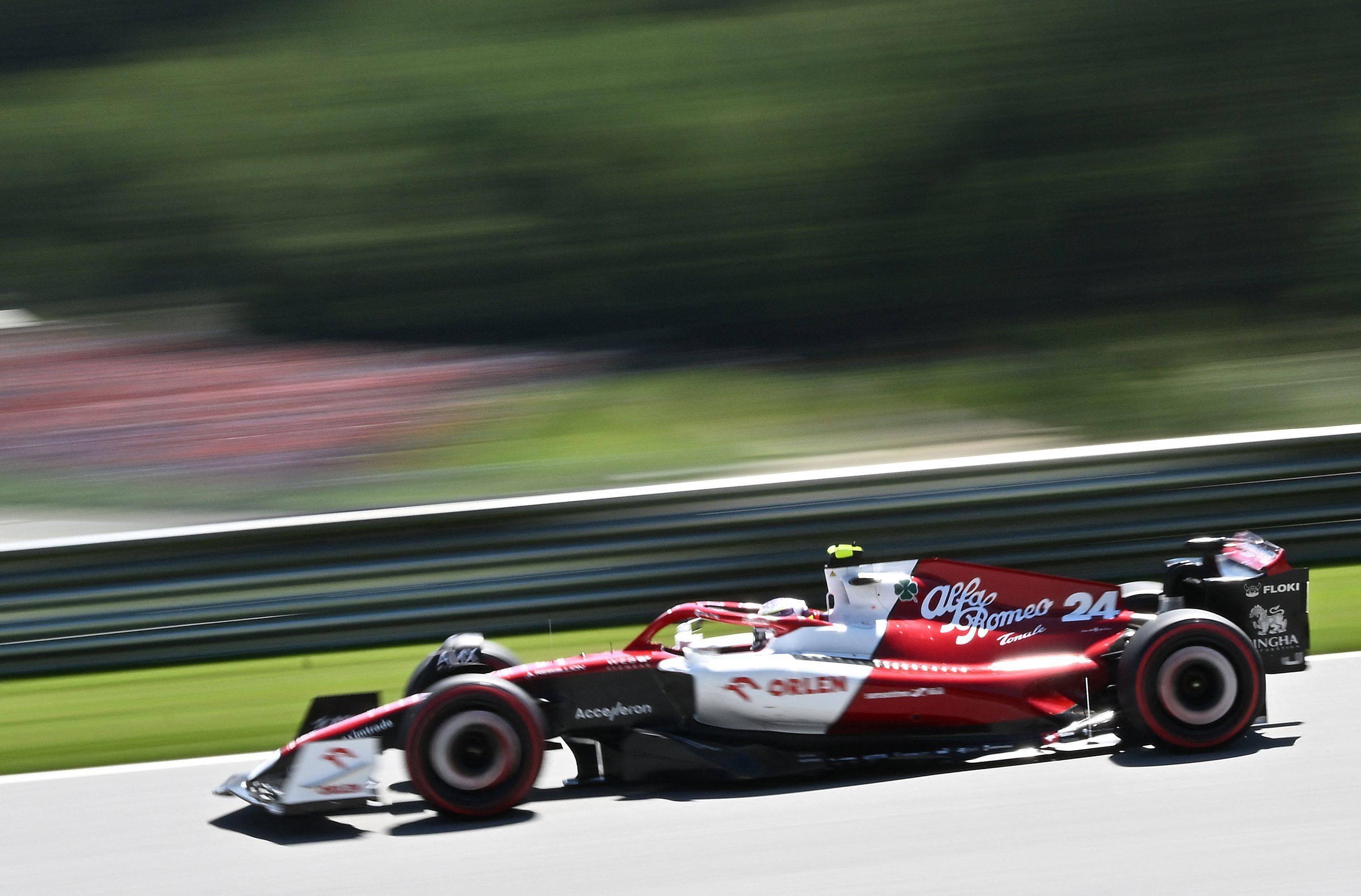 赛车——周冠宇亮相f1奥地利大奖赛练习赛_新华社_皮尔贝格_阿尔法
