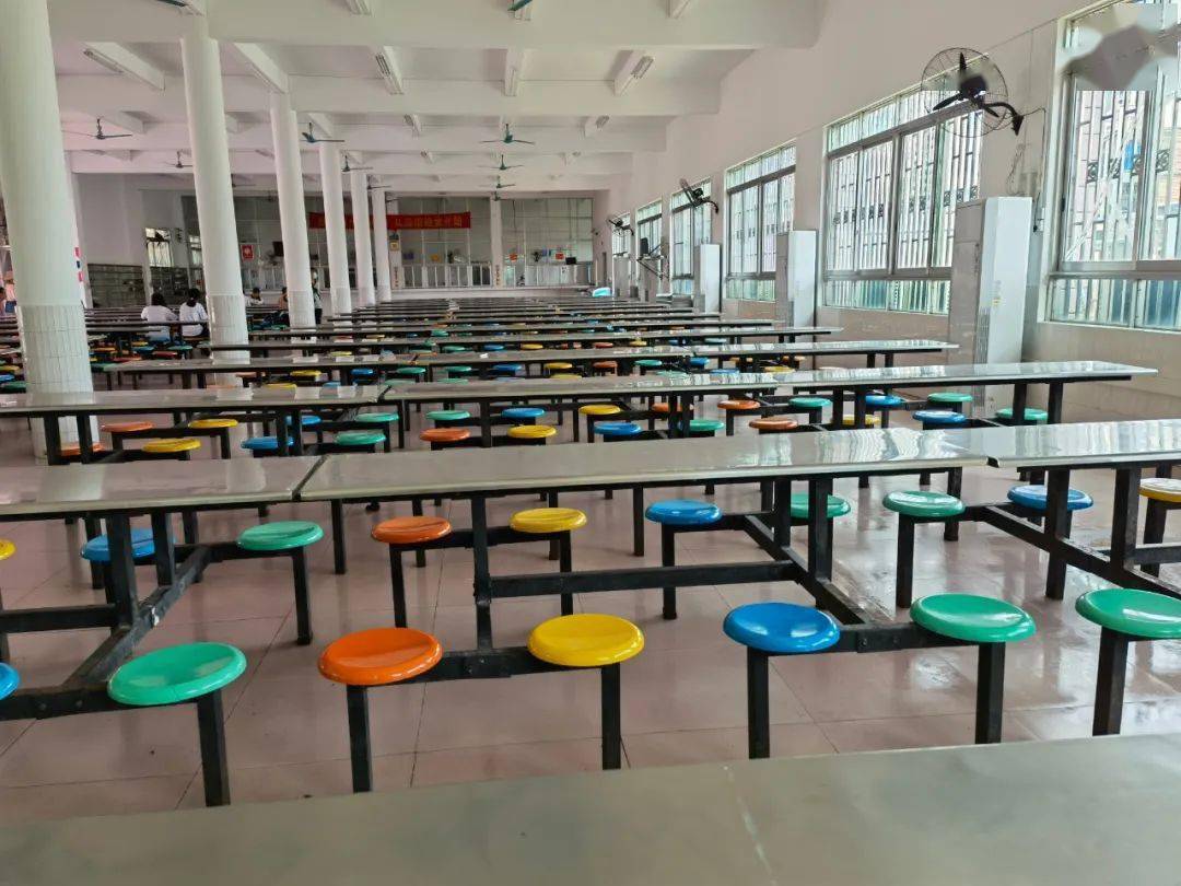 仁化中学作为此次比赛运动员的食宿地,我县对住宿区,饭堂等进行了修缮