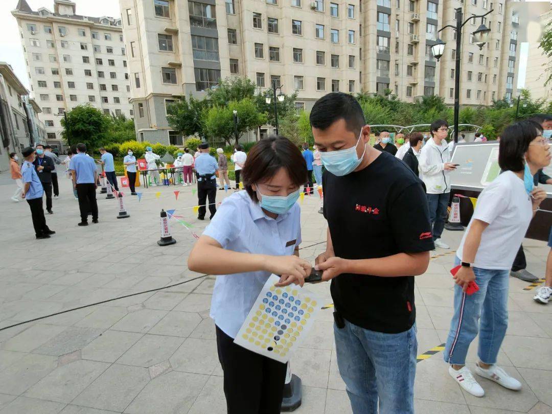 填录个人信息通知辖区的居民划分一米安全线设置检测现场社区工作者只