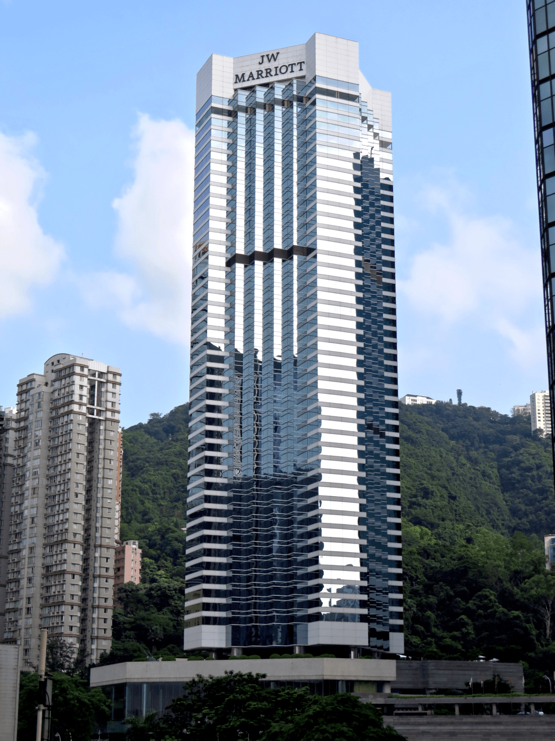而在2年之后,近四十年来香港最为传奇的酒店之一的丽晶酒店也正式揭幕